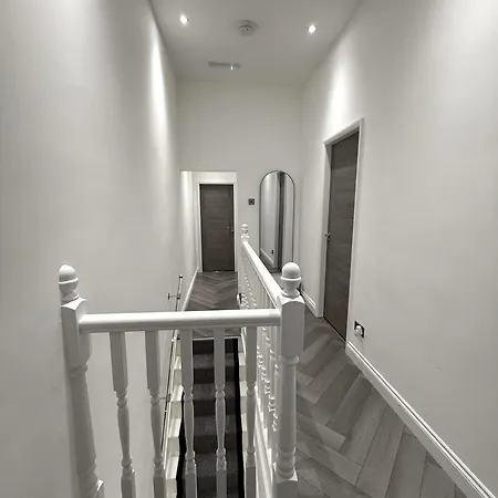 The Manchester Haven Sleeps 10 Near City Centre Breakfast Hamper Included *