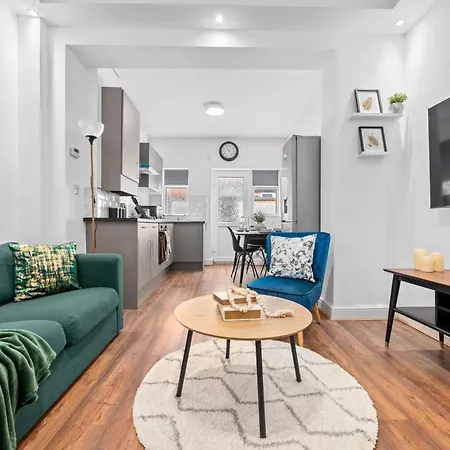 Spacious 4-bed Luxury - Garden, Free Parking, Sleeps 8