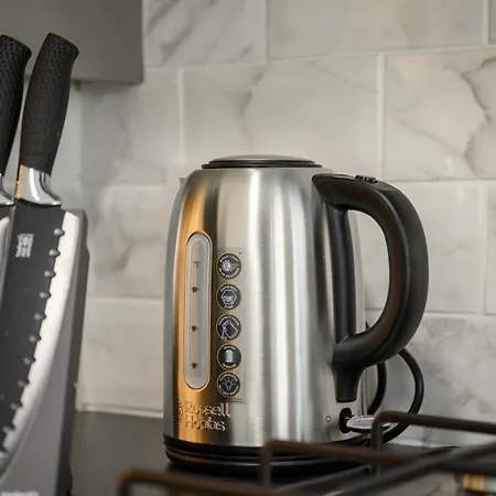 Spacious 4-bed Luxury - Garden, Free Parking, Sleeps 8 *