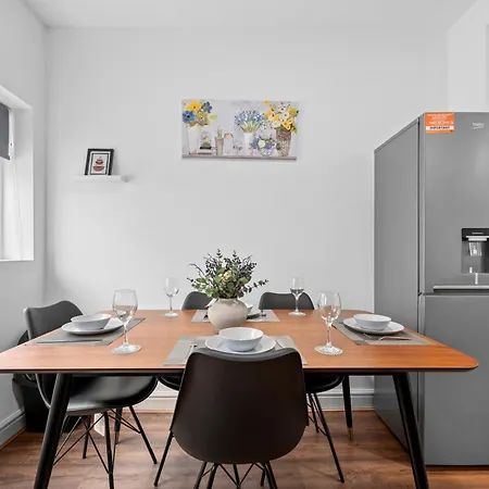 Spacious 4-bed Luxury - Garden, Free Parking, Sleeps 8 Apartment Manchester