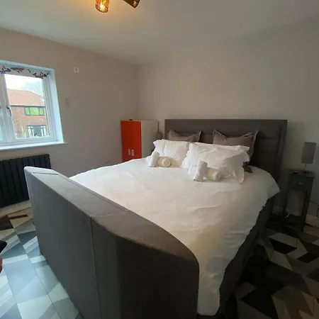 בית נופש Beautiful 5 Bedroom Sleeps 12 People In *