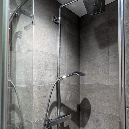 Beautiful 5 Bedroom Sleeps 12 People In * מנצ'סטר