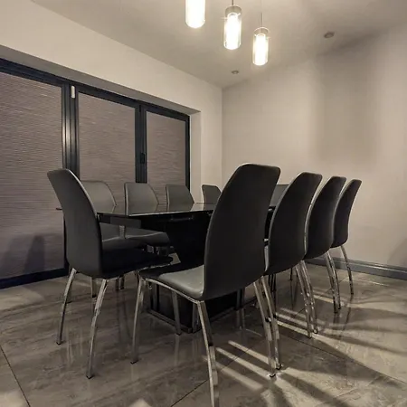 בית נופש Beautiful 5 Bedroom Sleeps 12 People In *