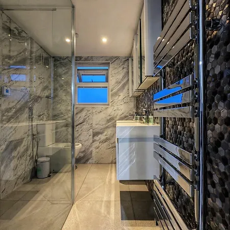 Beautiful 5 Bedroom Sleeps 12 People In בית נופש