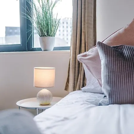 Free Parking, Sleeps 6, Stylish In Salford Quays Manchester