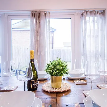 Ferienhaus Charming 1br House In Eccles With Free Parking