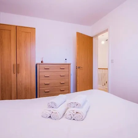 Charming 1br House In Eccles With Free Parking *