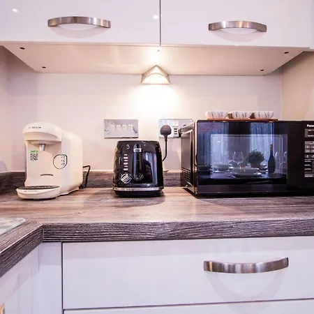 Charming 1br House In Eccles With Free Parking Ferienhaus