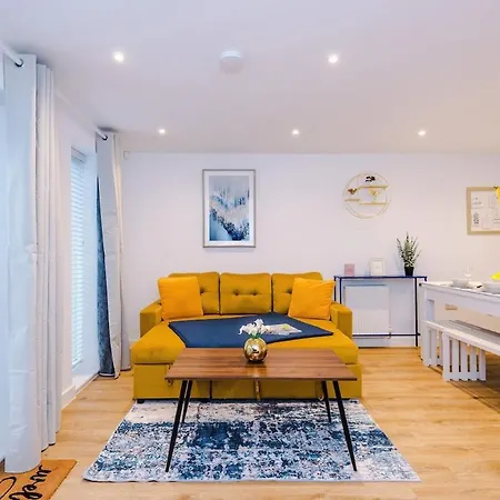 Apartment Modern 3-bed In Salford, Pool, Ping Pong Table, Free Parking, Sleeps 7 Manchester