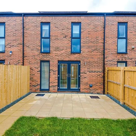 Modern 3-bed In Salford, Pool, Ping Pong Table, Free Parking, Sleeps 7 * Manchester