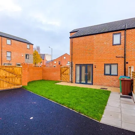 Stylish 3-bedroom House - Brand New