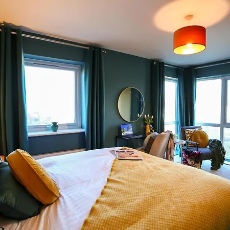 Luxury Three Story Townhouse Free Parking On Drive * 맨체스터