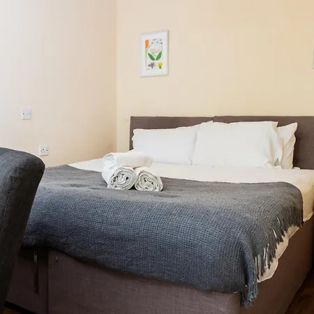 Апартаменты Cosy Stretford In A Prime Location *