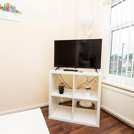 Апартаменты Cosy Stretford In A Prime Location *