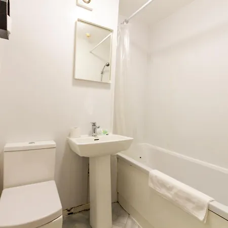 Апартаменты Cosy Stretford In A Prime Location *