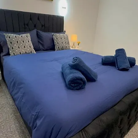 Cozy 5-bed Caldecott Stays-sleep 6 Manchester