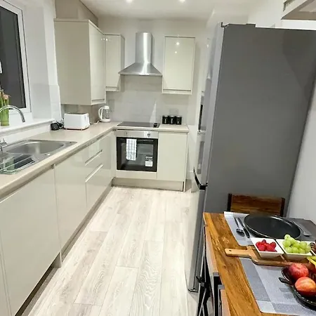 Cozy 5-bed Caldecott Stays-sleep 6 Dom wakacyjny *