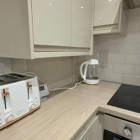 Cozy 5-bed Caldecott Stays-sleep 6 Manchester