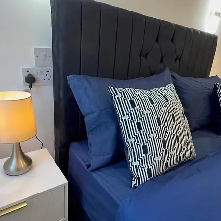 Cozy 5-bed Caldecott Stays-sleep 6 Casa vacanze