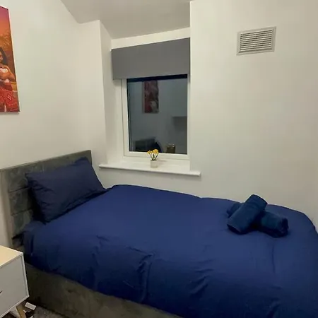 Cozy 5-bed Caldecott Stays-sleep 6 Casa de Férias Manchester