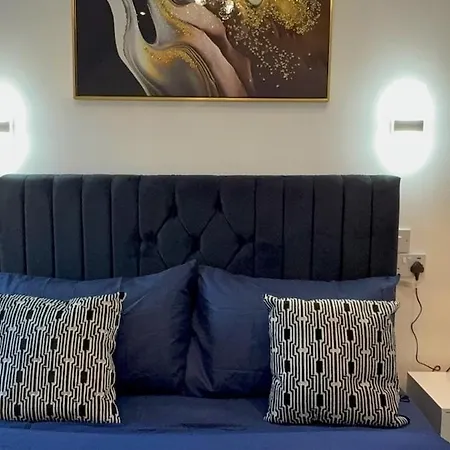 Cozy 5-bed Caldecott Stays-sleep 6 Manchester