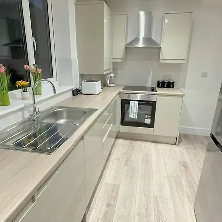 Cozy 5-bed Caldecott Stays-sleep 6 * Manchester