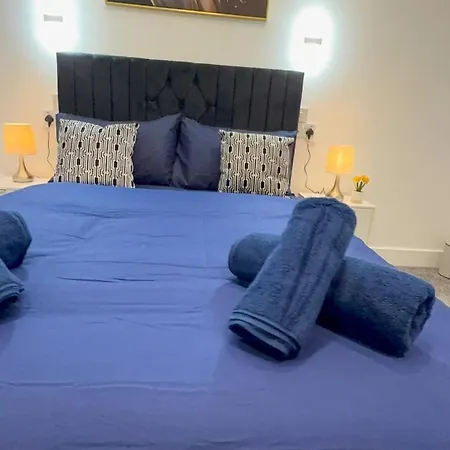 Cozy 5-bed Caldecott Stays-sleep 6 Manchester