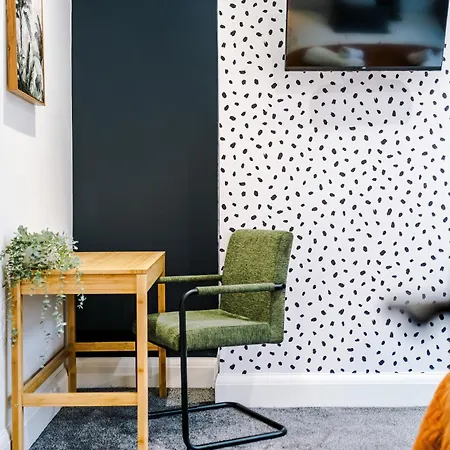 New In Greater By 53 Degrees Property, Ideal For Business, Dedicated Workspace! Prázdninový dům *
