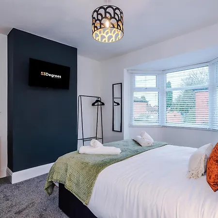 New In Greater By 53 Degrees Property, Ideal For Business, Dedicated Workspace! Prázdninový dům Manchester