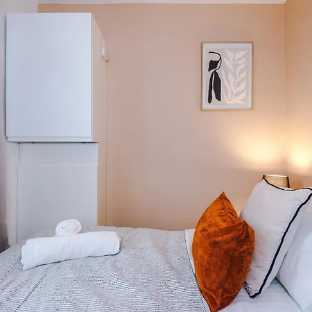 New In Greater By 53 Degrees Property, Ideal For Business, Dedicated Workspace! Prázdninový dům *