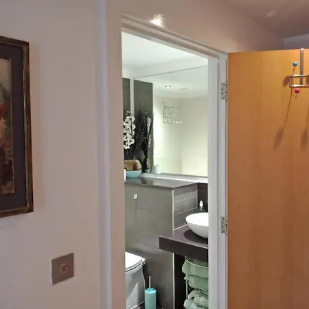 1 Bed Flat - Sleeps 5 - Pets - Garden - Parking Апартаменты Манчестер