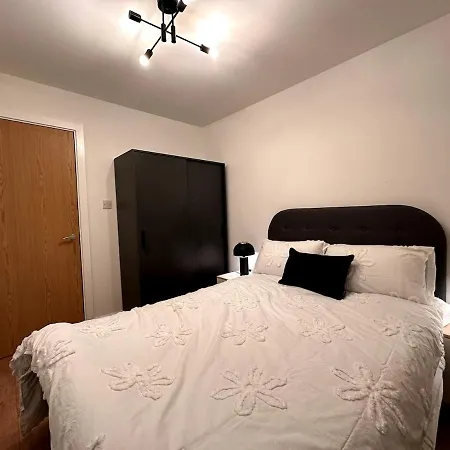 Centrally Located Modern 2 Bedroom Apartment, Minutes Walk To Ao Arena Manchester