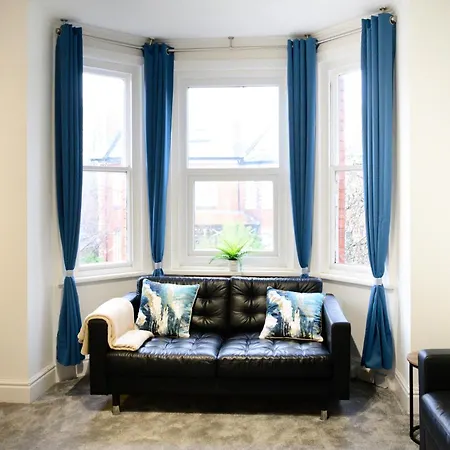 Aqua Springs, 2 Bedroom Sofa Bed, Sleeps 6, 1st Floor Apartment, Near Didsbury Manchester