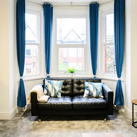 Aqua Springs, 2 Bedroom Sofa Bed, Sleeps 6, 1st Floor Apartment, Near Didsbury * Manchester