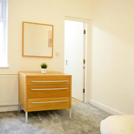 Apartman Aqua Springs, 2 Bedroom Sofa Bed, Sleeps 6, 1st Floor Apartment, Near Didsbury Manchester