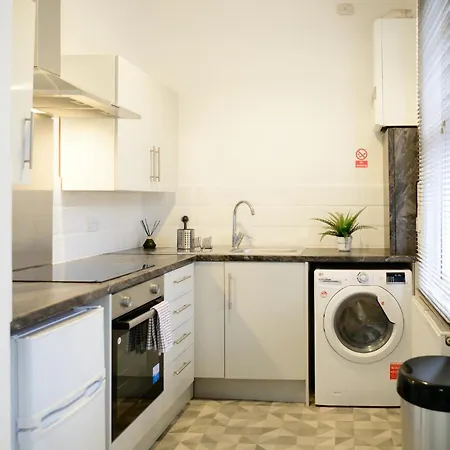 Aqua Springs, 2 Bedroom Sofa Bed, Sleeps 6, 1st Floor Apartment, Near Didsbury Apartman