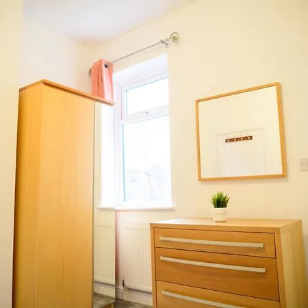 Aqua Springs, 2 Bedroom Sofa Bed, Sleeps 6, 1st Floor Apartment, Near Didsbury Manchester