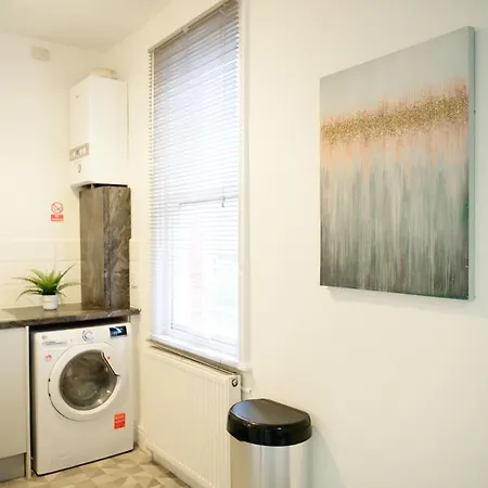 Aqua Springs, 2 Bedroom Sofa Bed, Sleeps 6, 1st Floor Apartment, Near Didsbury Apartment Manchester