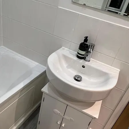 Cosy 2 Bedroom With Parking マンチェスター