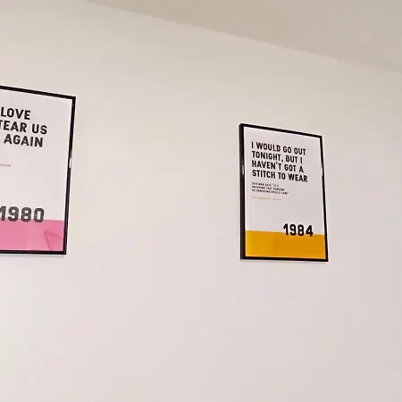 Apartament 3br, Song Lyrics Theme, Self Check-in Manchester