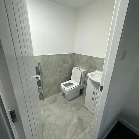 Modern 5 Bedroom House Nyaraló *