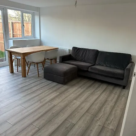 Modern 5 Bedroom House Dom wakacyjny *