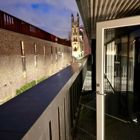 Lägenhet Elegant 2-bed 2-bath In With Balcony