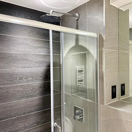 Elegant 2-bed 2-bath In With Balcony