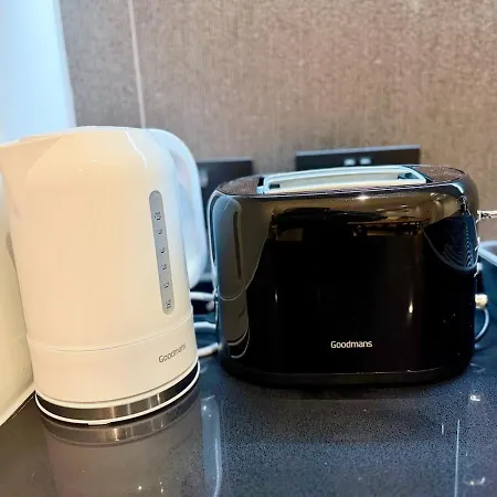 Elegant 2-bed 2-bath In With Balcony Lägenhet