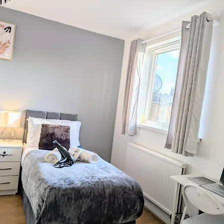 Semesterbostad Lovely 5 Bedroom House In Centre With Free Parking! *