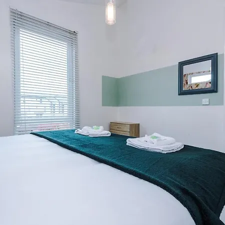 Three Bedroom House By Brookland Serviced Short Lets Leeds With Free Wifi *
