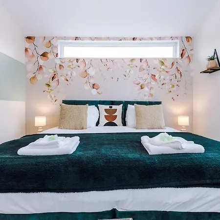 Three Bedroom House By Brookland Serviced Short Lets Leeds With Free Wifi *