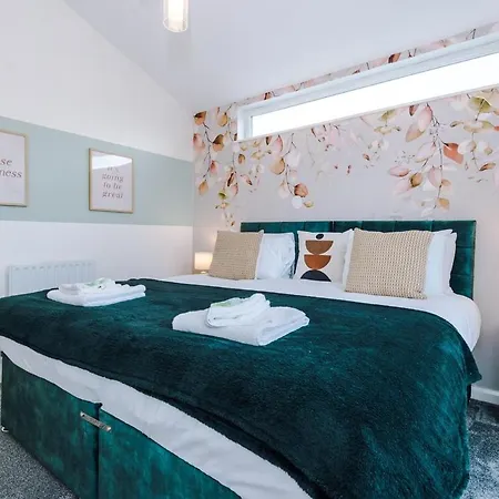 Three Bedroom House By Brookland Serviced Short Lets Leeds With Free Wifi *