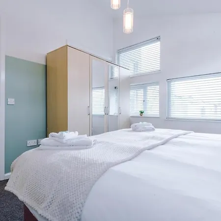 Three Bedroom House By Brookland Serviced Short Lets Leeds With Free Wifi
